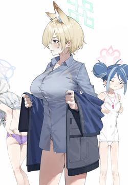 カンナがシャツを脱ぐ。